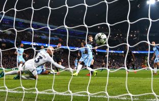 Paddy Robers scores