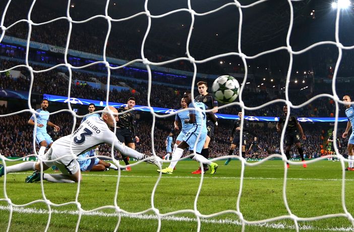 Paddy Robers scores