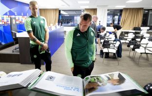 Brendan Rodgers and Joe Hart look at a photo of Wim Jansen.