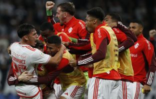 Alexandro Bernabei (L) of Internacional celebrates scoring