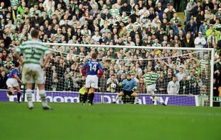 Henrik Larsson scores