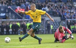 Henrik Larsson scores