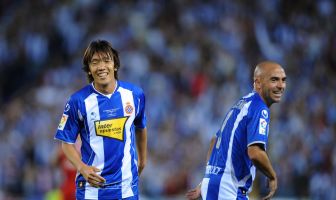 Shunsuke Nakamura (L) of RCD Espanyol is congratulated by Ivan de la Pena