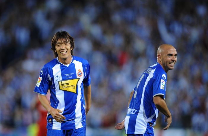 Shunsuke Nakamura (L) of RCD Espanyol is congratulated by Ivan de la Pena