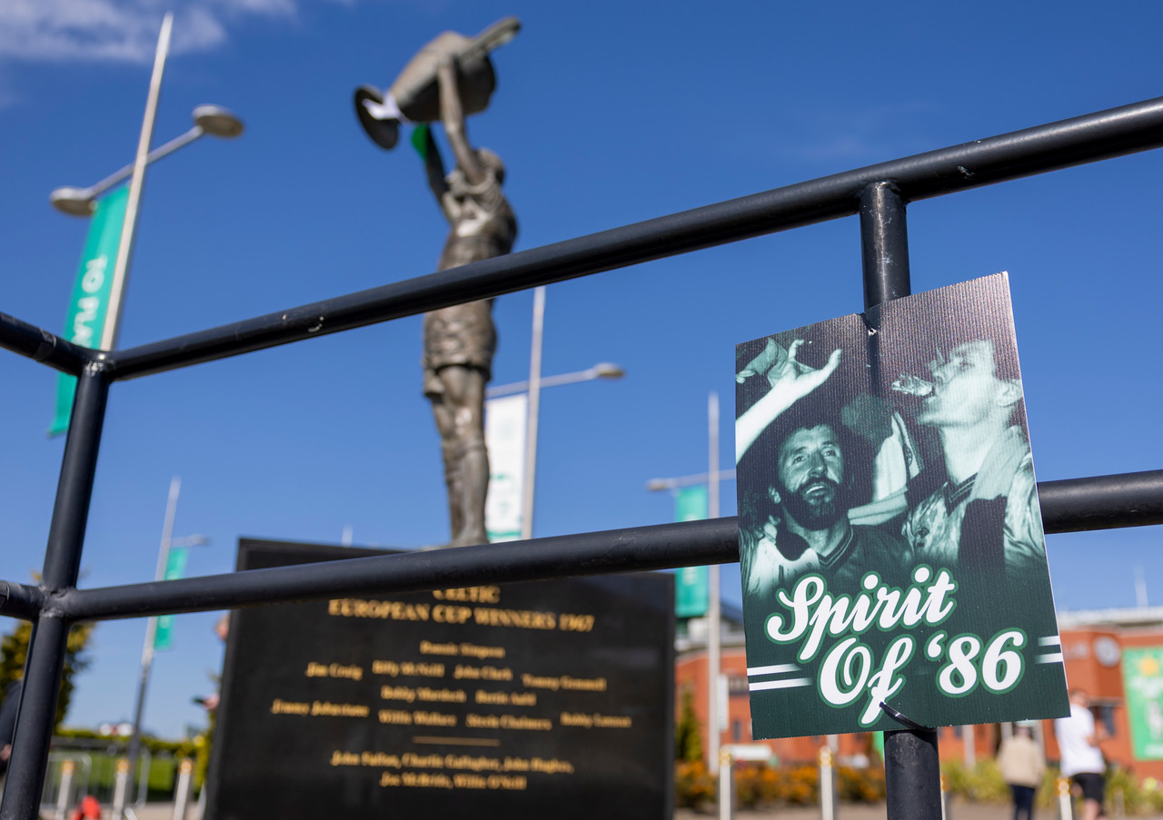 Spirit of '86 - Celtic team's welcome to Paradise. Saturday 25 April 2026. Celtic v Falkirk. Scottish Premiership. Photo Photograph by Vagelis Georgariou