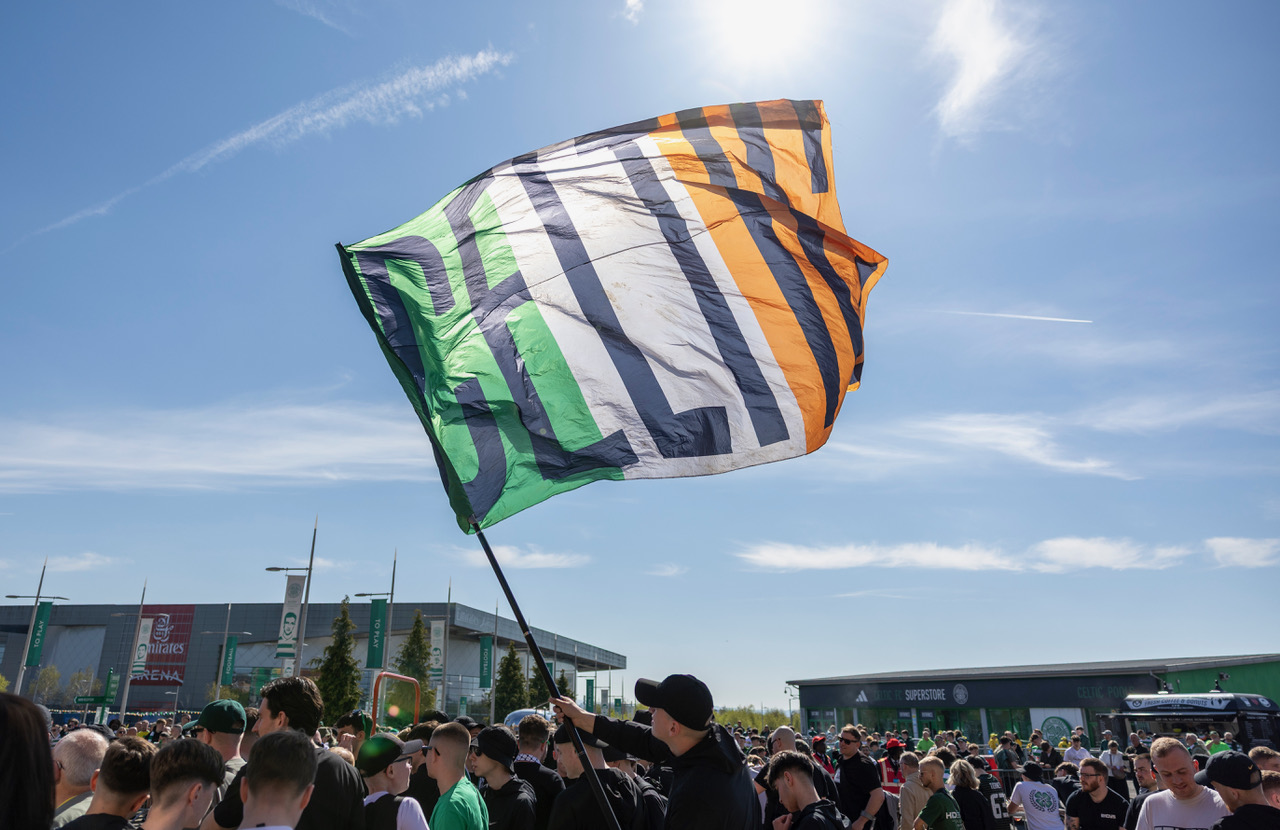Spirit of '86 - Celtic team's welcome to Paradise. Saturday 25 April 2026. Celtic v Falkirk. Scottish Premiership. Photo Photograph by Vagelis Georgariou