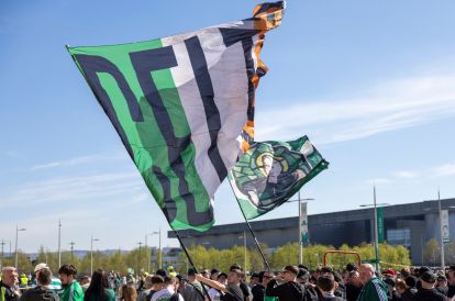 Spirit of '86 - Celtic team's welcome to Paradise. Saturday 25 April 2026. Celtic v Falkirk. Scottish Premiership. Photo Photograph by Vagelis Georgariou