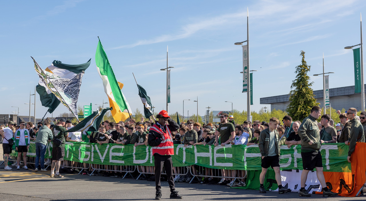 Spirit of '86 - Celtic team's welcome to Paradise. Saturday 25 April 2026. Celtic v Falkirk. Scottish Premiership. Photo Photograph by Vagelis Georgariou