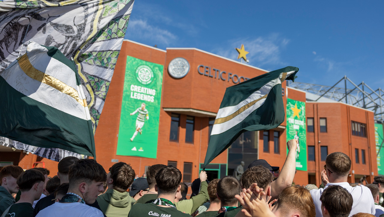 Spirit of '86 - Celtic team's welcome to Paradise. Saturday 25 April 2026. Celtic v Falkirk. Scottish Premiership. Photo Photograph by Vagelis Georgariou