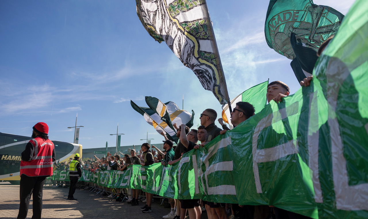 Spirit of '86 - Celtic team's welcome to Paradise. Saturday 25 April 2026. Celtic v Falkirk. Scottish Premiership. Photo Photograph by Vagelis Georgariou