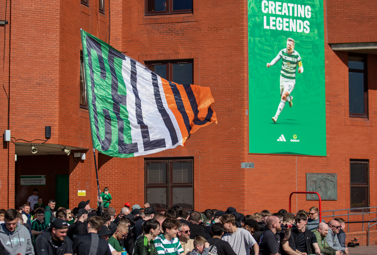 Spirit of '86 - Celtic team's welcome to Paradise. Saturday 25 April 2026. Celtic v Falkirk. Scottish Premiership. Photo Photograph by Vagelis Georgariou