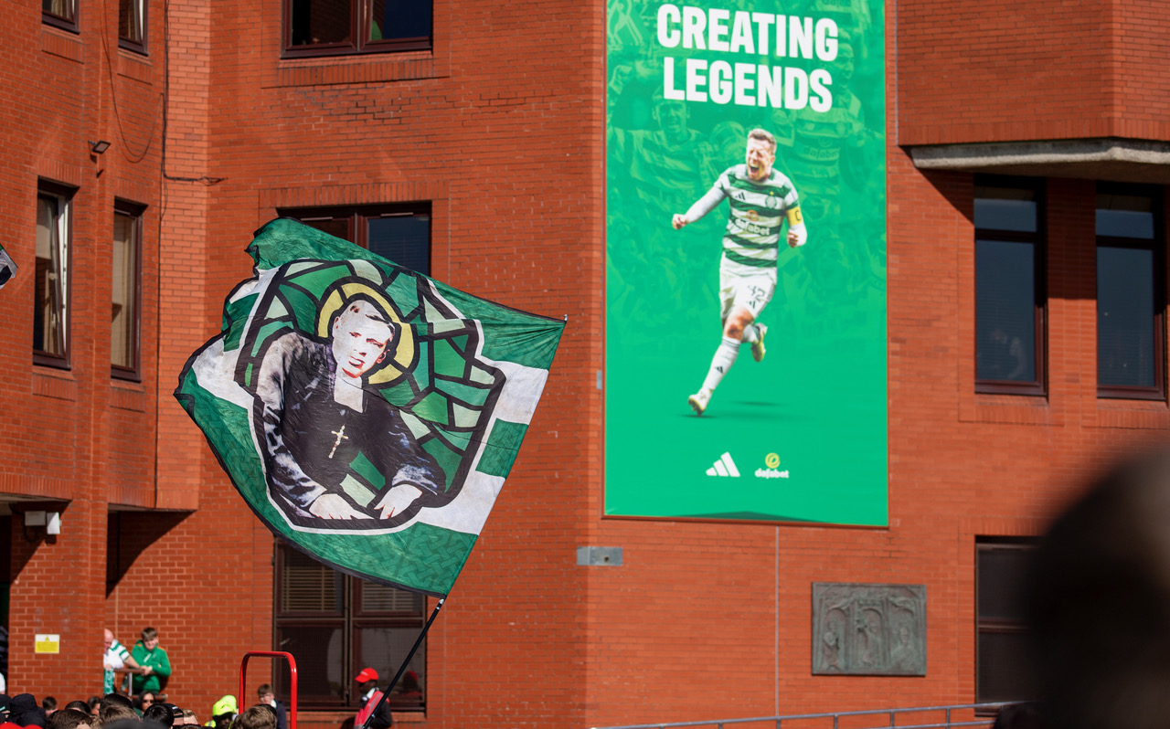 Spirit of '86 - Celtic team's welcome to Paradise. Saturday 25 April 2026. Celtic v Falkirk. Scottish Premiership. Photo Photograph by Vagelis Georgariou