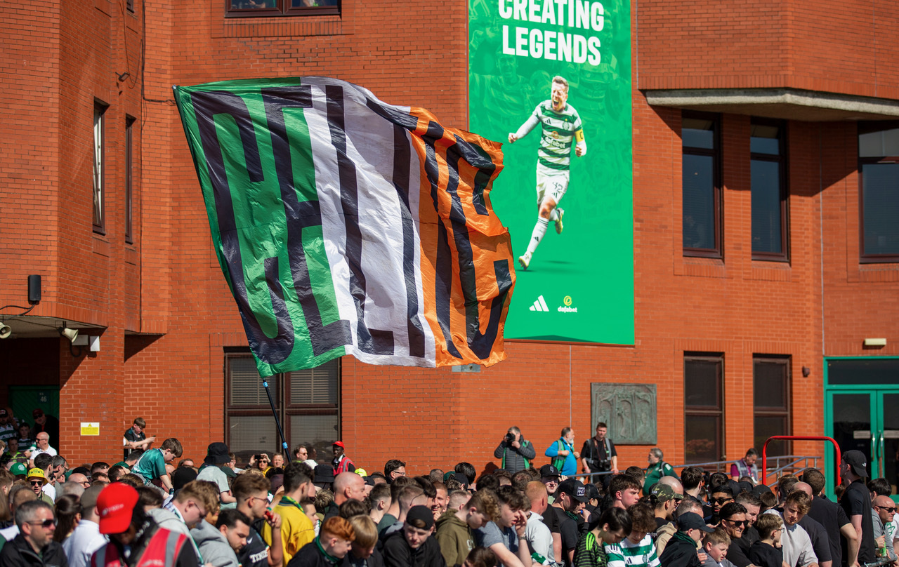 Spirit of '86 - Celtic team's welcome to Paradise. Saturday 25 April 2026. Celtic v Falkirk. Scottish Premiership. Photo Photograph by Vagelis Georgariou