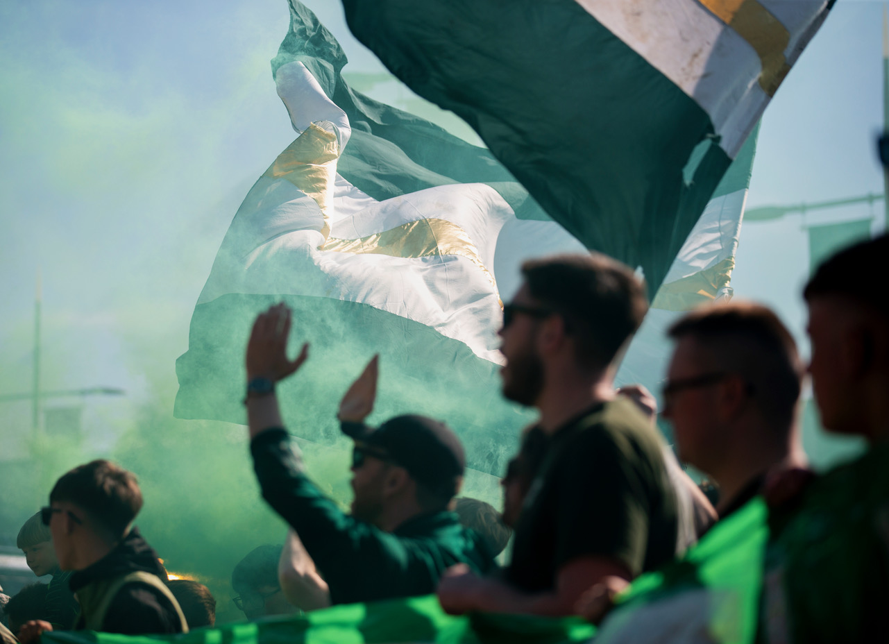 Spirit of '86 - Celtic team's welcome to Paradise. Saturday 25 April 2026. Celtic v Falkirk. Scottish Premiership. Photo Photograph by Vagelis Georgariou