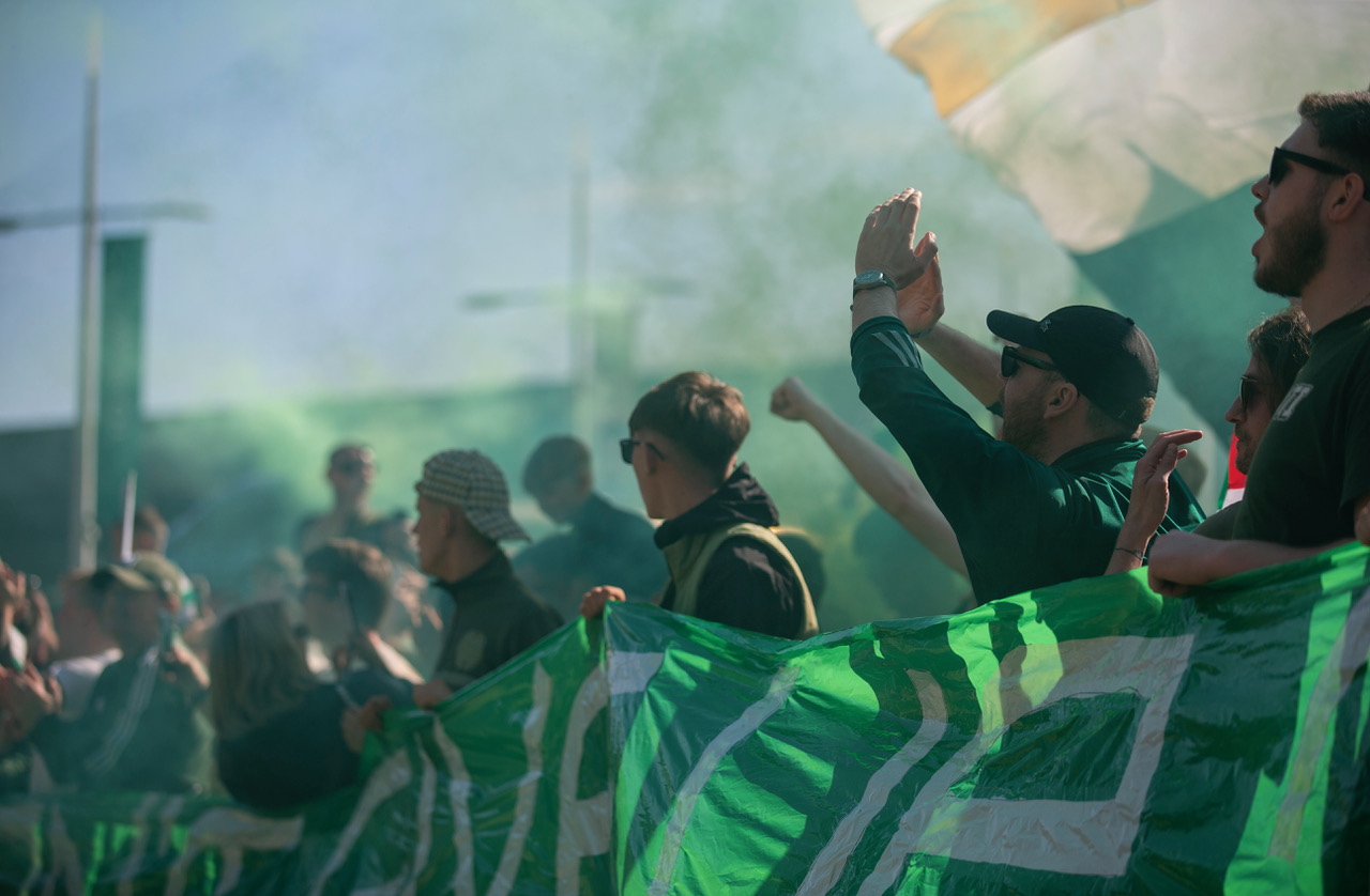 Spirit of '86 - Celtic team's welcome to Paradise. Saturday 25 April 2026. Celtic v Falkirk. Scottish Premiership. Photo Photograph by Vagelis Georgariou