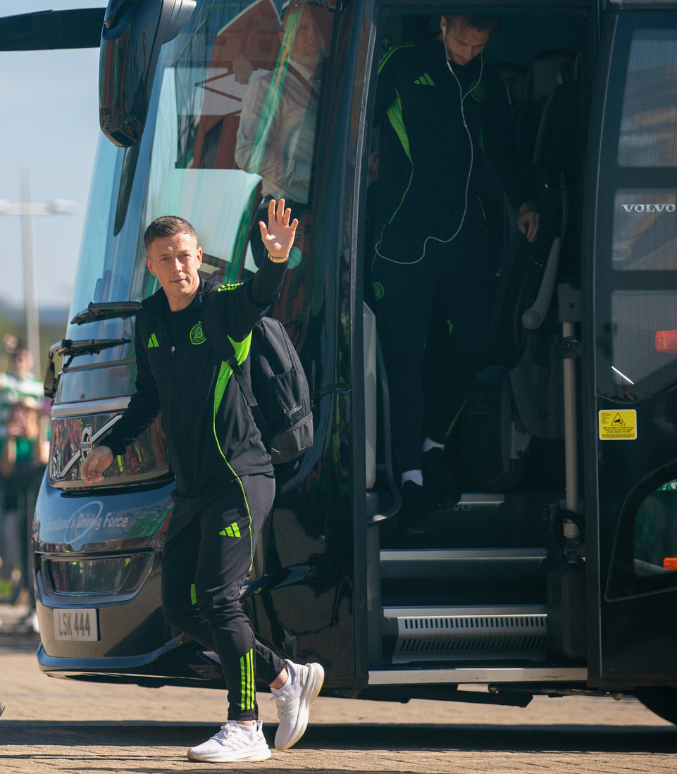 Spirit of '86 - Celtic team's welcome to Paradise. Saturday 25 April 2026. Celtic v Falkirk. Scottish Premiership. Photo Photograph by Vagelis Georgariou