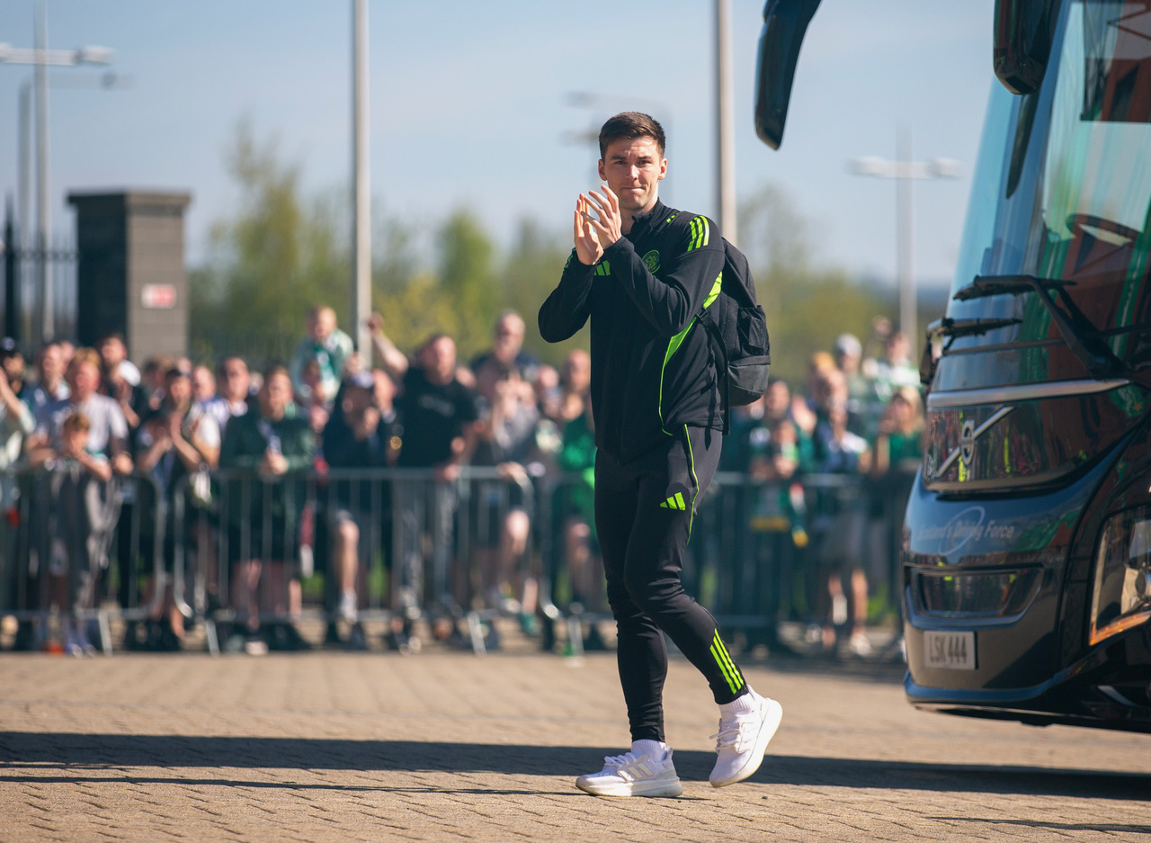 Spirit of '86 - Celtic team's welcome to Paradise. Saturday 25 April 2026. Celtic v Falkirk. Scottish Premiership. Photo Photograph by Vagelis Georgariou