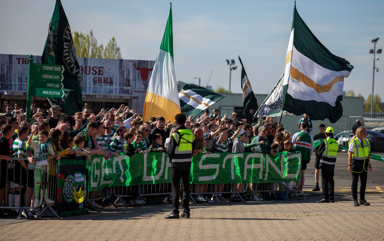 Spirit of '86 - Celtic team's welcome to Paradise. Saturday 25 April 2026. Celtic v Falkirk. Scottish Premiership. Photo Photograph by Vagelis Georgariou