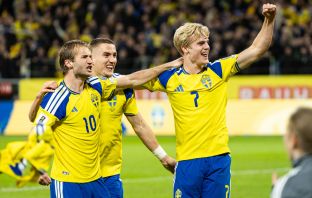 Benjamin Nygren of Sweden celebrates with teammates Gustaf Lagerbielke and Lucas Bergvall