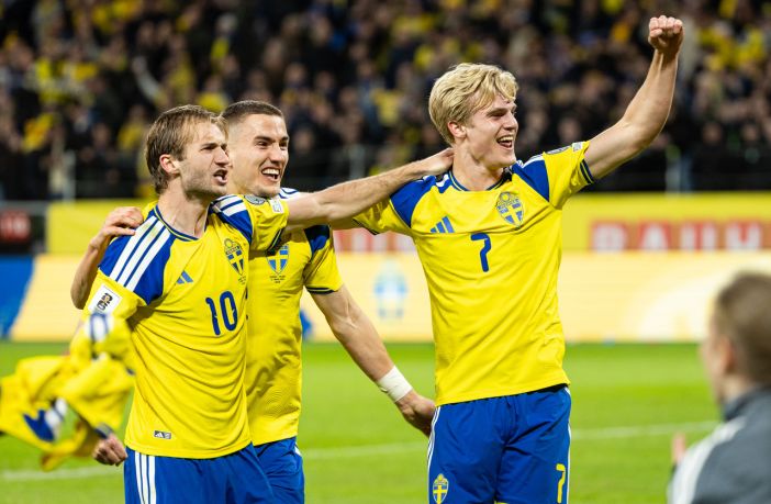 Benjamin Nygren of Sweden celebrates with teammates Gustaf Lagerbielke and Lucas Bergvall